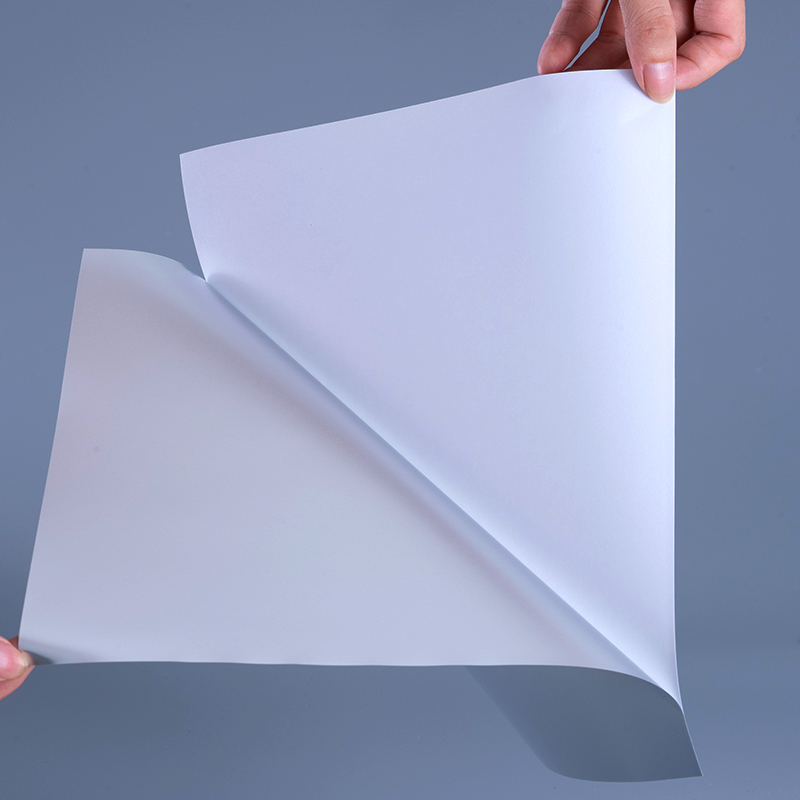 50 mic matt silver polyesterfilmetikettmaterial med vattenbaserat akryllim och vattenbaserad beläggning