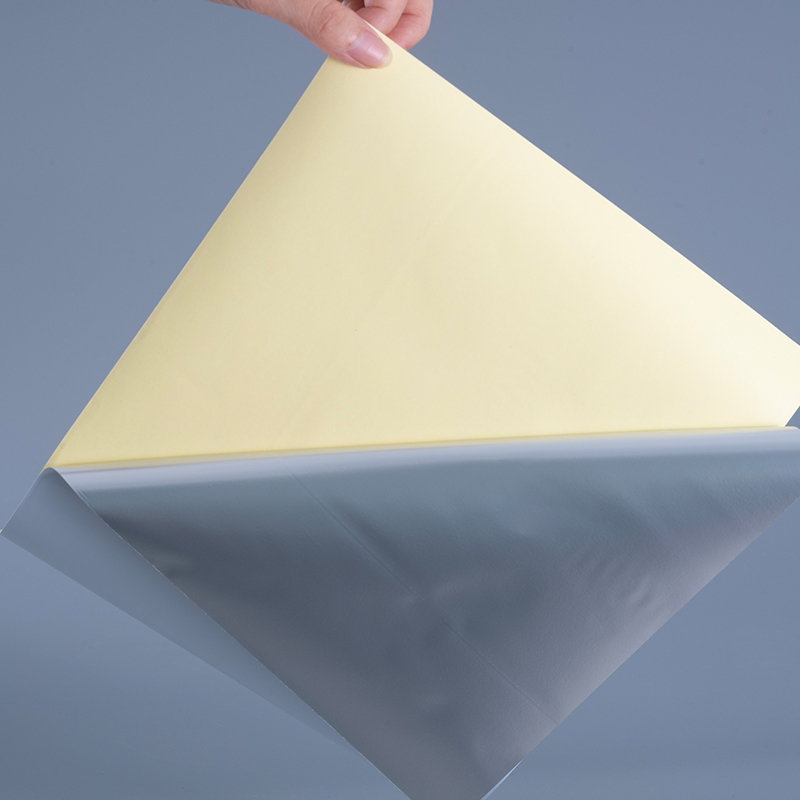 50 mikro glänsande vit polyester PET-film självhäftande etikett med lösningsmedel akryl vidhäftande jumborulle för digitalt tryck