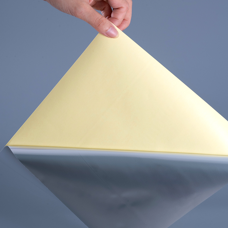 50 mikro glänsande vit polyester PET-film självhäftande etikett med lösningsmedel akryl vidhäftande jumborulle för digitalt tryck