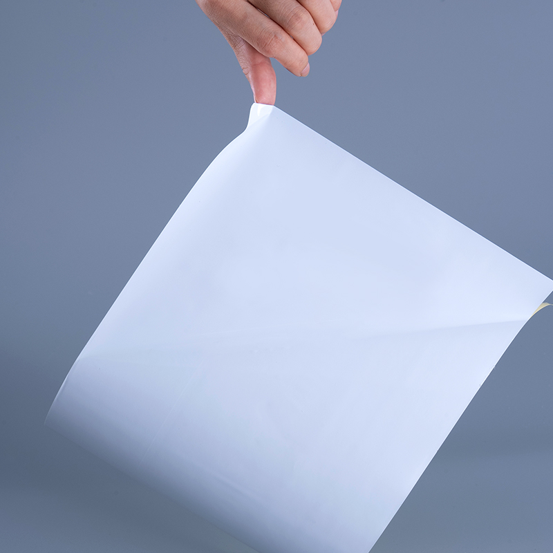 25 mikroglans PET vinylfilmetikettmaterial med akrylhäftande jumborulle för bläckstråleutskrift