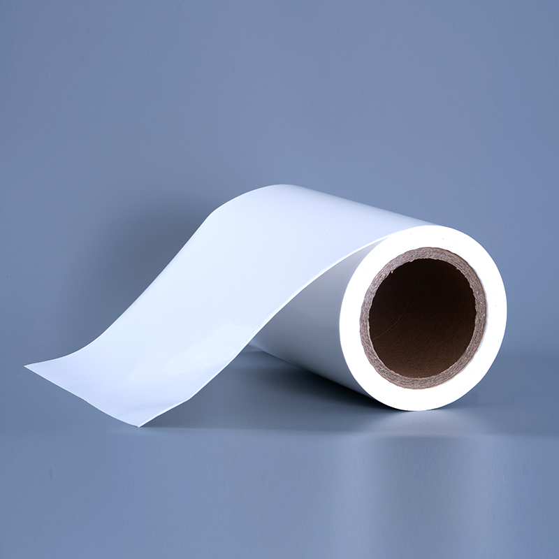 25 mikroglans PET vinylfilmetikettmaterial med akrylhäftande jumborulle för bläckstråleutskrift