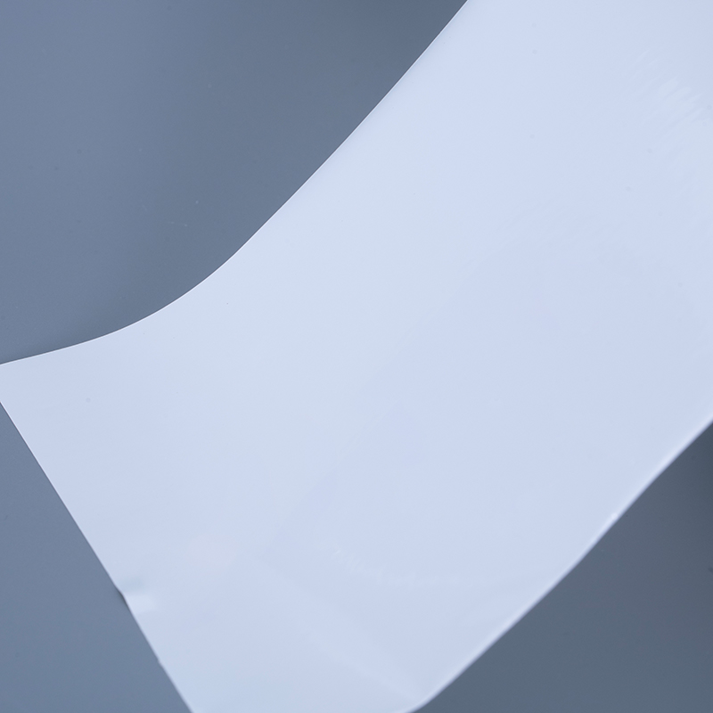 25 mikroglans PET vinylfilmetikettmaterial med akrylhäftande jumborulle för bläckstråleutskrift