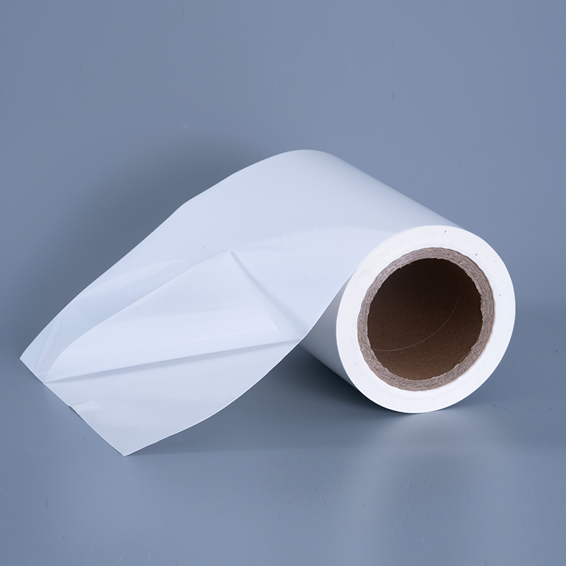 25 mikroglans PET vinylfilmetikettmaterial med akrylhäftande jumborulle för bläckstråleutskrift