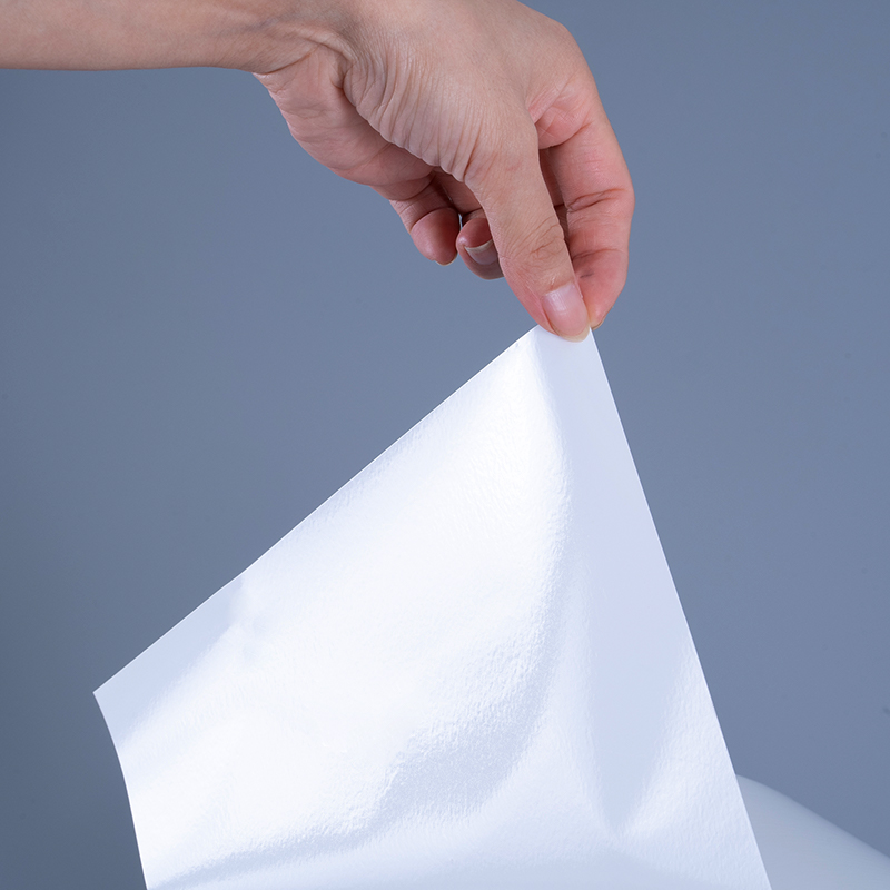 25 mikroglans PET vinylfilmetikettmaterial med akrylhäftande jumborulle för bläckstråleutskrift