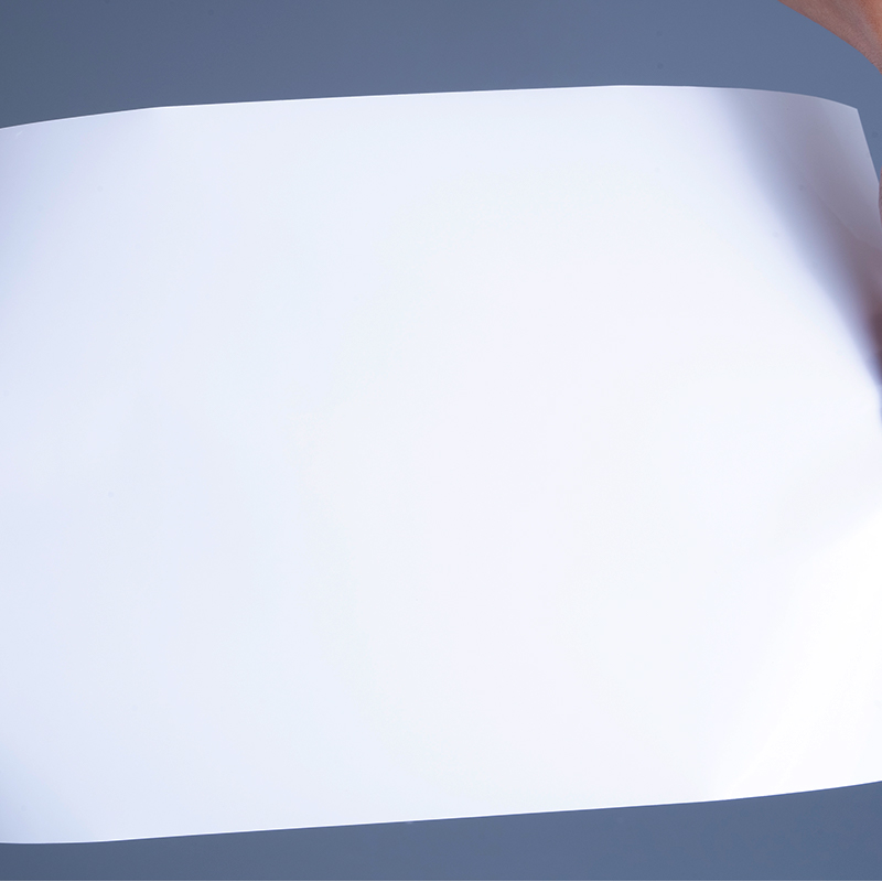 25 mikroglans PET vinylfilmetikettmaterial med akrylhäftande jumborulle för bläckstråleutskrift