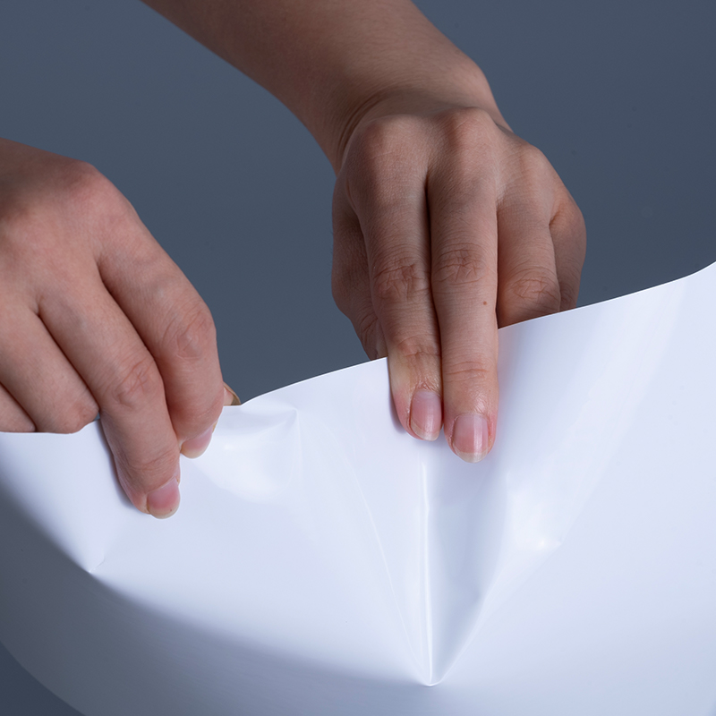 25 mikroglans PET vinylfilmetikettmaterial med akrylhäftande jumborulle för bläckstråleutskrift