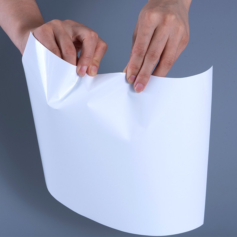 25 mikroglans PET vinylfilmetikettmaterial med akrylhäftande jumborulle för bläckstråleutskrift