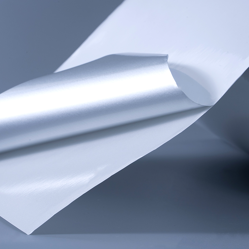 25 mic glänsande vit aluminiserad polyesterfilm självhäftande etikett med vattenbaserat akryllim för bläckstråleutskrift