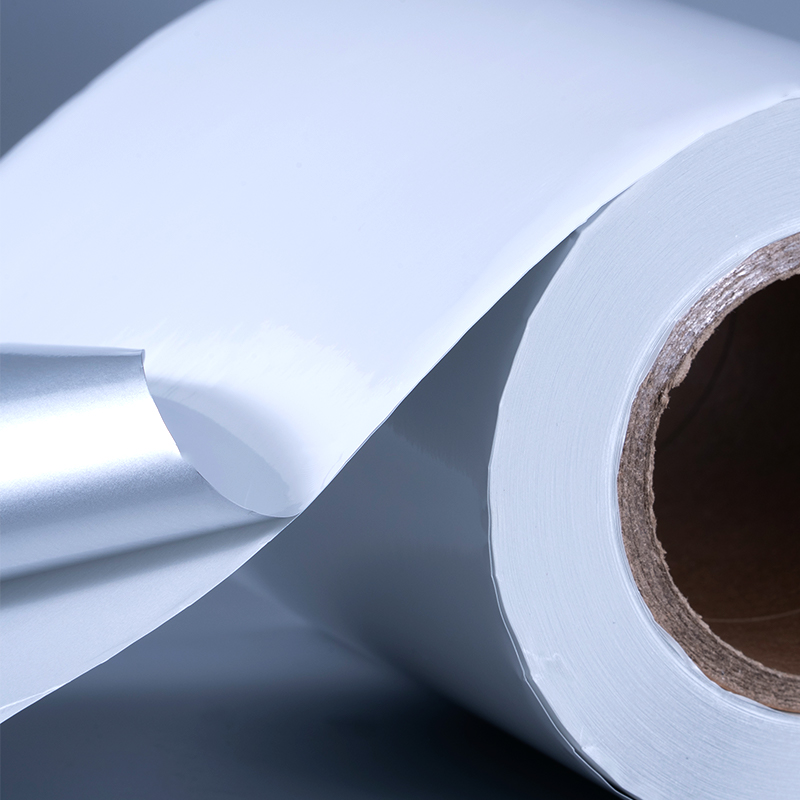 25 mic glänsande vit aluminiserad polyesterfilm självhäftande etikett med vattenbaserat akryllim för bläckstråleutskrift