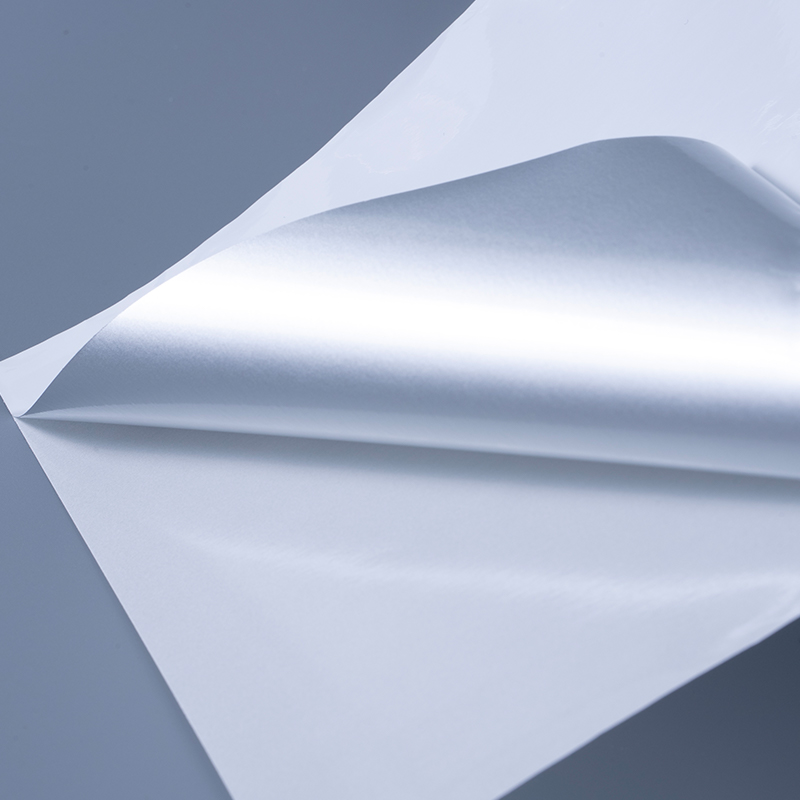 25 mic glänsande vit aluminiserad polyesterfilm självhäftande etikett med vattenbaserat akryllim för bläckstråleutskrift