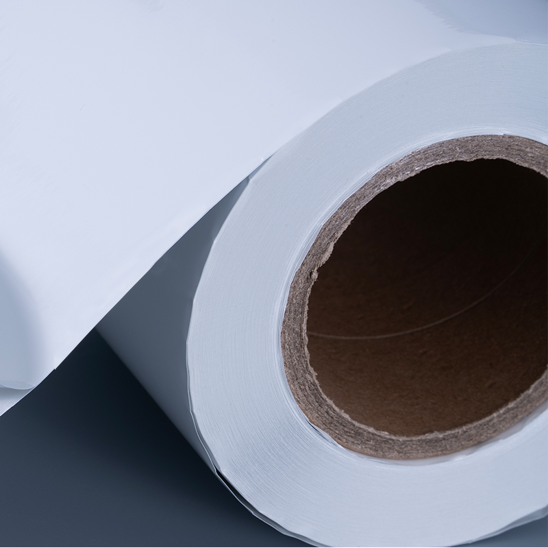 25 mic glänsande vit aluminiserad polyesterfilm självhäftande etikett med vattenbaserat akryllim för bläckstråleutskrift