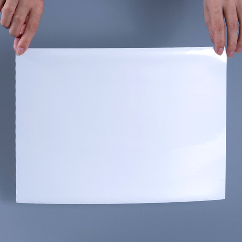 25 mic glänsande vit aluminiserad polyesterfilm självhäftande etikett med vattenbaserat akryllim för bläckstråleutskrift